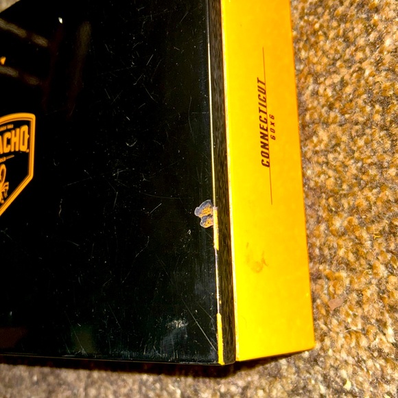 Opened / empty Camacho Connecticut cigar box - Picture 3 of 6